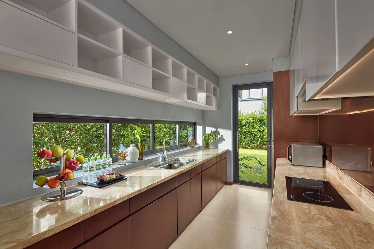 Private kitchen | Full-sized fridge, microwave, oven, electric kettle
