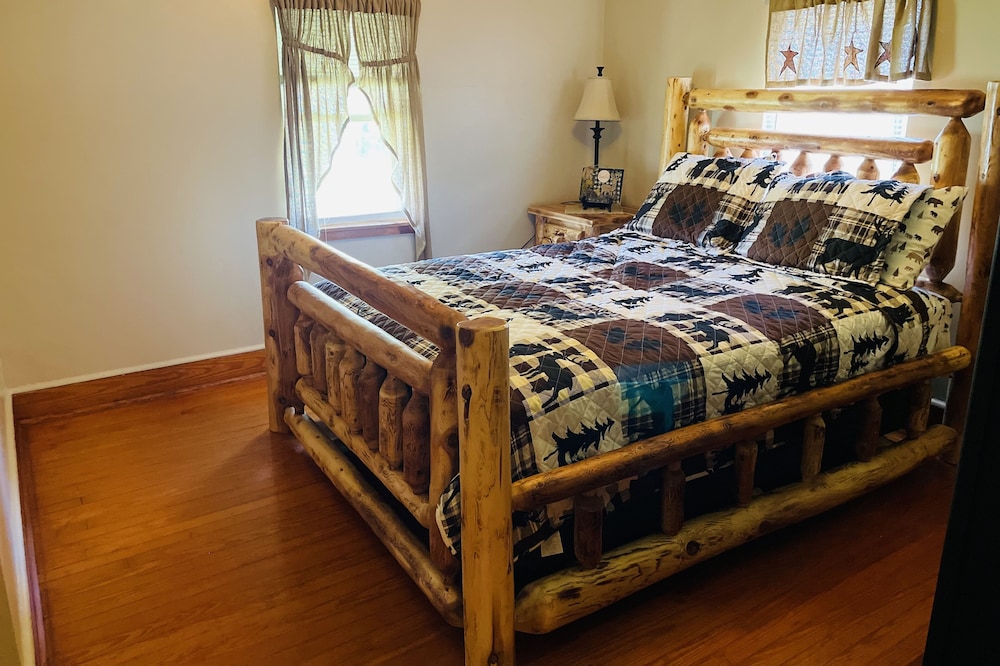 Chad’s place 4- Bedroom 2-BR home at Smoke Hole Wi-Fi -Pet Friendly- sleeps 8-10