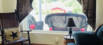 Chad’s place 4- Bedroom 2-BR home at Smoke Hole Wi-Fi -Pet Friendly- sleeps 8-10