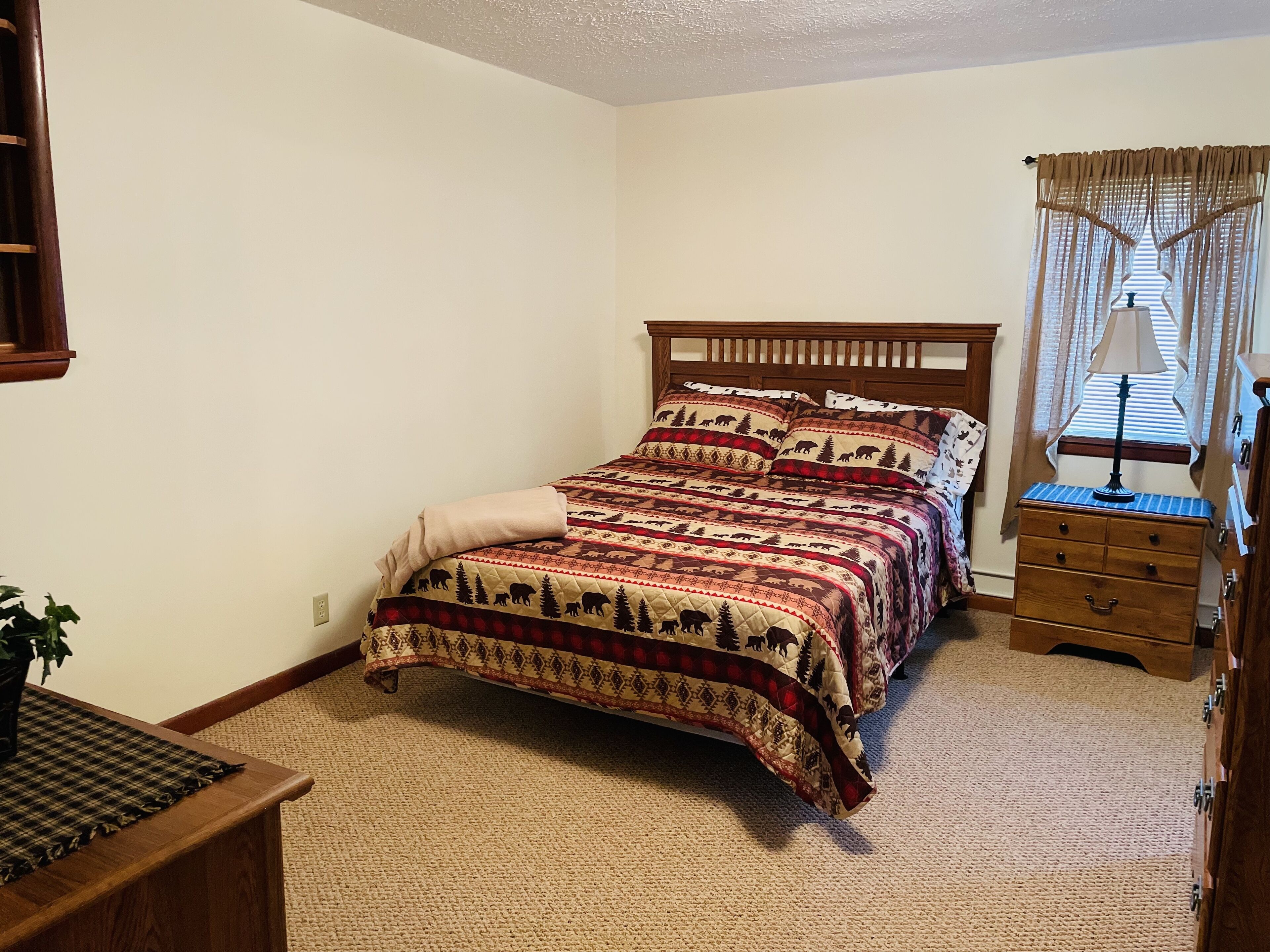 Chad’s place 4- Bedroom 2-BR home at Smoke Hole Wi-Fi -Pet Friendly- sleeps 8-10