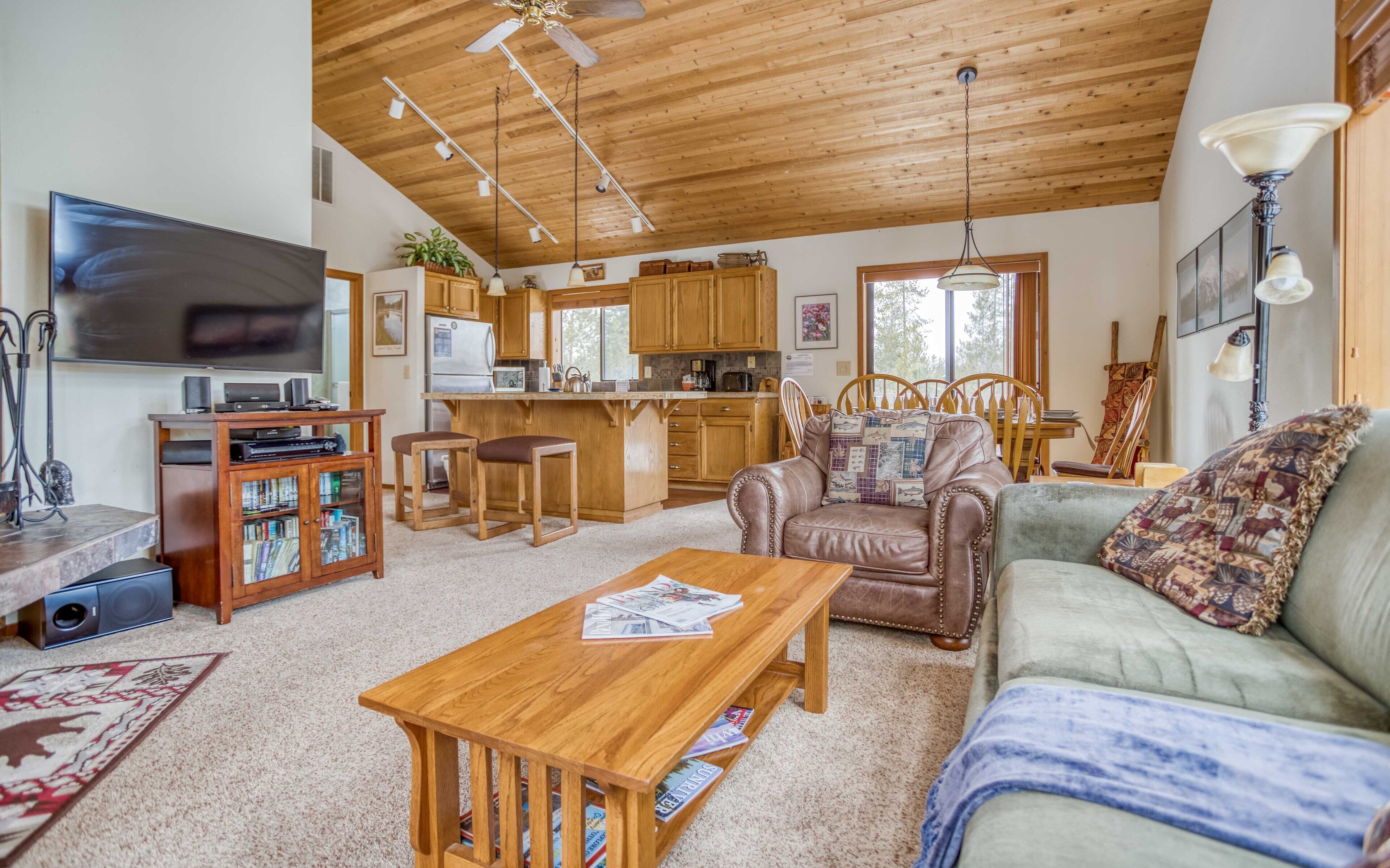 This Spacious Sunriver Beauty comes with Hot Tub, Sharc Passes and AC!