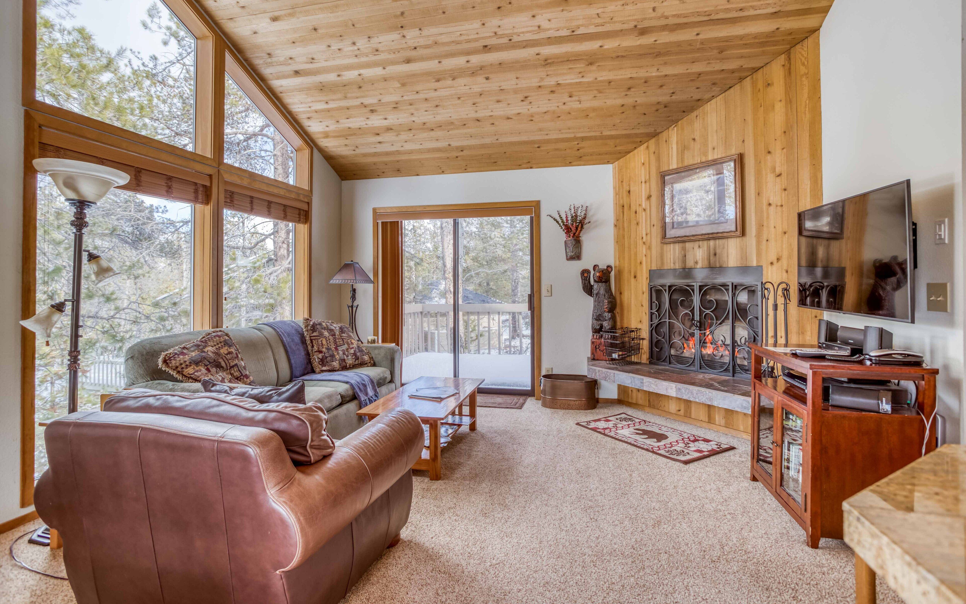 This Spacious Sunriver Beauty comes with Hot Tub, Sharc Passes and AC!