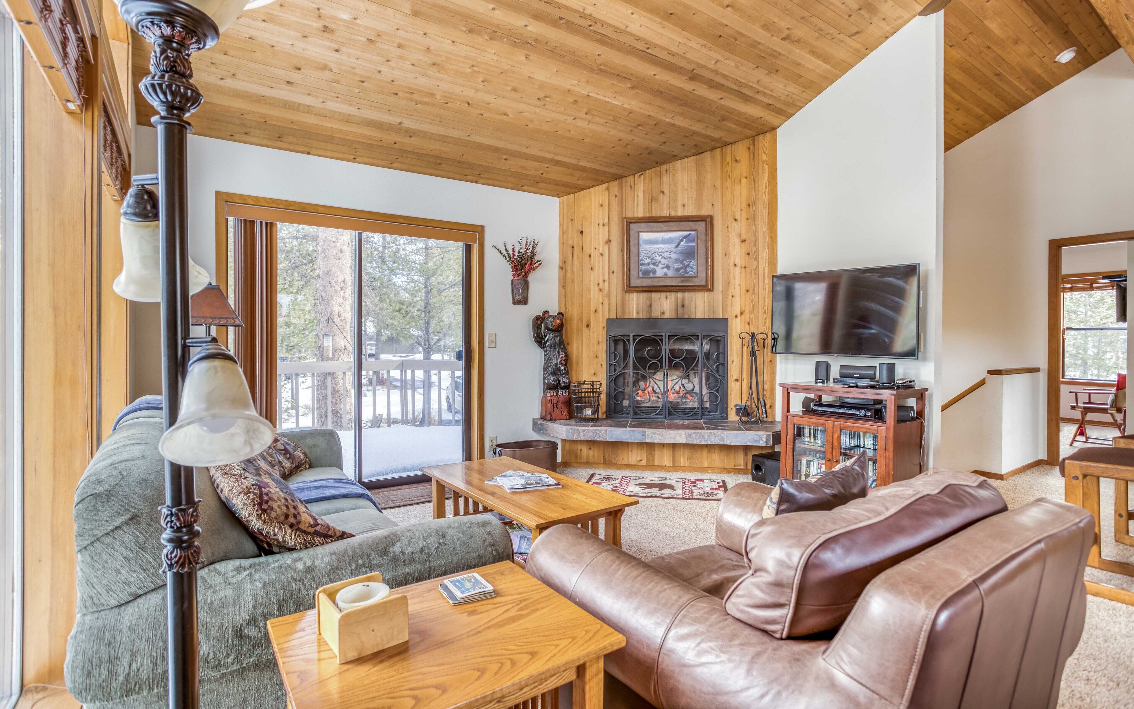 This Spacious Sunriver Beauty comes with Hot Tub, Sharc Passes and AC!