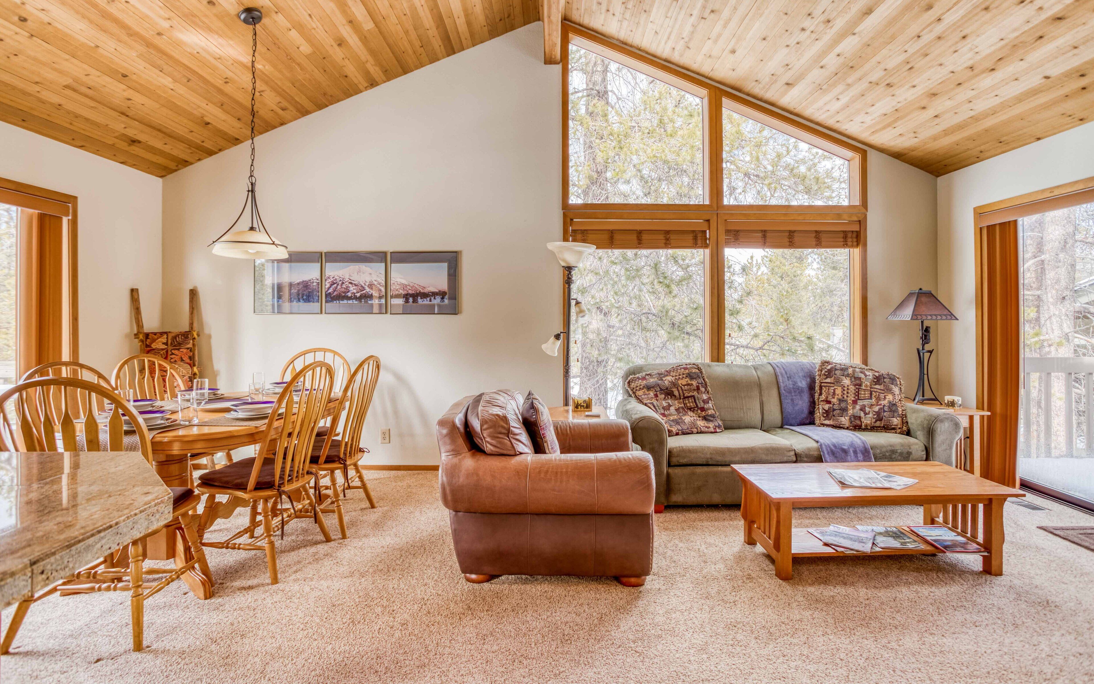 This Spacious Sunriver Beauty comes with Hot Tub, Sharc Passes and AC!