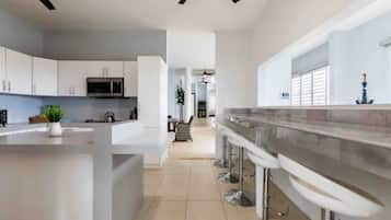 Frigorífico, microondas, placa de cocina y cafetera o tetera