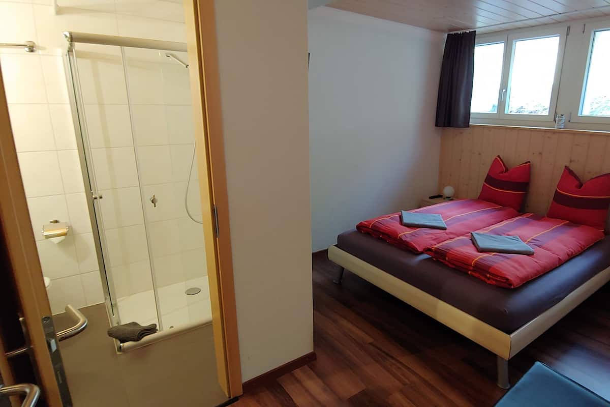 Tweepersoonskamer (Hundschipfi) | 1 slaapkamer, luxe beddengoed, verduisterende gordijnen