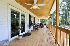 Terrace/patio - Fun place, Hot Tub, king Bed relax enjoy sleeps13 vacation Golf Pinehurst 2024 (Aberdeen)