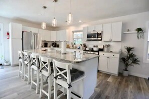 Fridge, microwave, oven, stovetop - Fun place, Hot Tub, king Bed relax enjoy sleeps13 vacation Golf Pinehurst 2024 (Aberdeen)