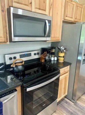 Geladeira, micro-ondas, fogão, cooktop