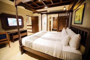 Premium Suite | Premium bedding, memory foam beds, free minibar items, desk