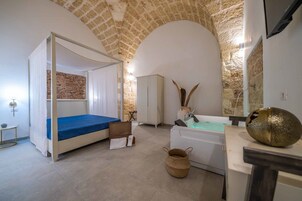 Deluxe Double Room | Minibar, in-room safe, desk, iron/ironing board