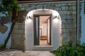 Minibar, coffres-forts dans les chambres, bureau