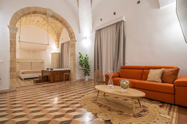 Minibar, caja de seguridad en la habitación y escritorio