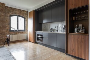 Mikrowelle, Geschirrspüler, Wasserkocher mit Kaffee-/Teezubehör