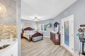 5 bedrooms, iron/ironing board, travel cot, WiFi - Starfish Retreat II  Walk to Carolina Beach (Carolina Beach)