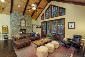 Smart-TV, Kamin, Videospiele, Bücher