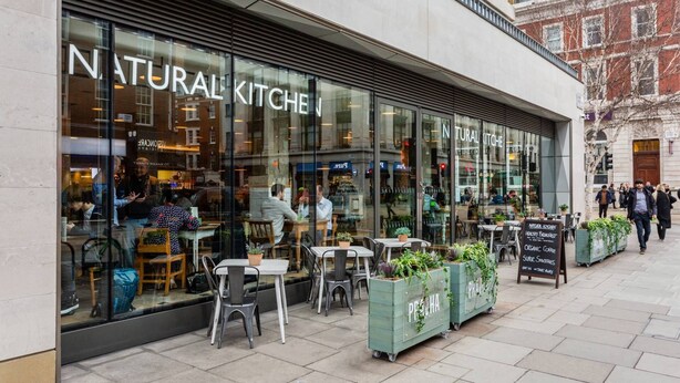 En restaurang med uteservering och en skylt med texten ”NATURLIGT KÖK”.