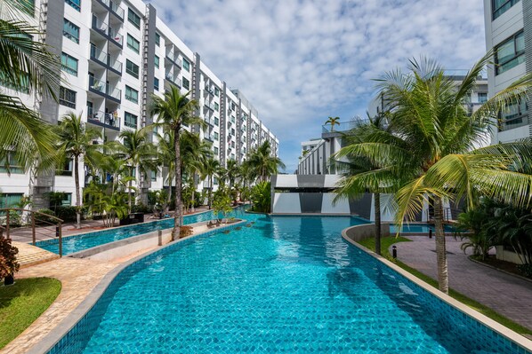 2 室外游泳池，池畔遮阳伞，日光浴躺椅