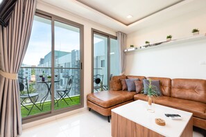 行政套房, 2 间卧室, 泳池景观, 池畔 | 起居区 | 41-英寸LED 电视 （配备有线频道）、电视