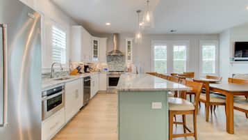 Een koelkast, een magnetron, een kookplaat, een vaatwasser