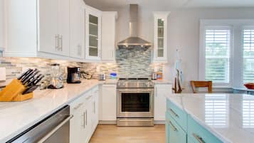 Een koelkast, een magnetron, een kookplaat, een vaatwasser