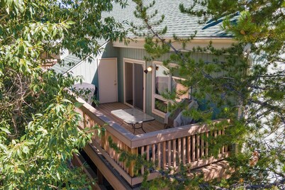 Perfect 3 Bedroom - sleeps up to 9, private deck, river views