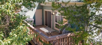 Perfect 3 Bedroom - sleeps up to 9, private deck, river views