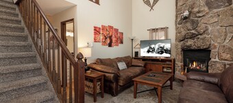 Perfect 3 Bedroom - sleeps up to 9, private deck, river views