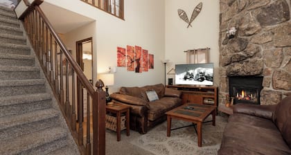 Perfect 3 Bedroom - sleeps up to 9, private deck, river views