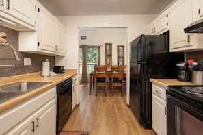 Fridge, microwave, oven, stovetop - Perfect 3 Bedroom - sleeps up to 9, private deck, river views (Fraser)