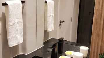 Chuveiro, secador de cabelo, toalhas de banho, sabonete