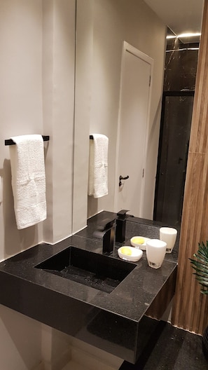 Dusch, hårtork, handdukar och tvål
