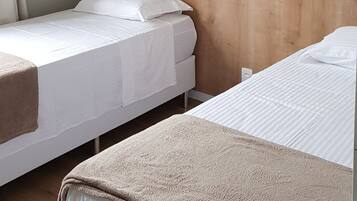 2 quartos, escrivaninha, ferros/tábuas de passar roupa