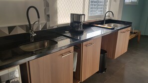 Kylskåp, mikrovågsugn, ugn och spishäll