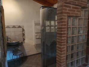 Haartrockner, Handtücher, Toilettenpapier