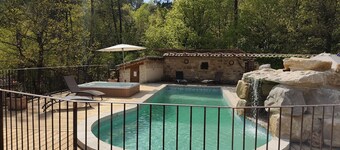 Comfortable country house in the heart of nature, with jacuzzi, sleeps 10