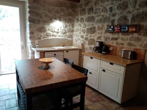 Fridge, microwave, oven, stovetop - Comfortable country house in the heart of nature, with jacuzzi, sleeps 10 (Banne)