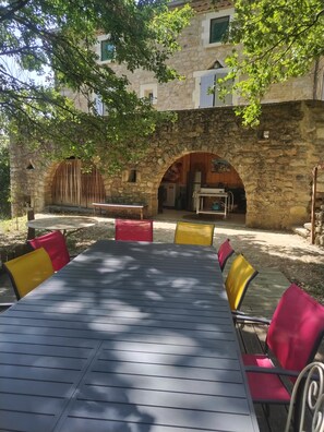 Outdoor dining - Comfortable country house in the heart of nature, with jacuzzi, sleeps 10 (Banne)