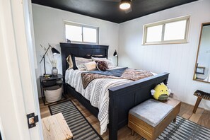 2 bedrooms, free WiFi, bed sheets - BeeHive Bungalow - Gorgeous Lake views and completely updated throughout! (Grand Lake)