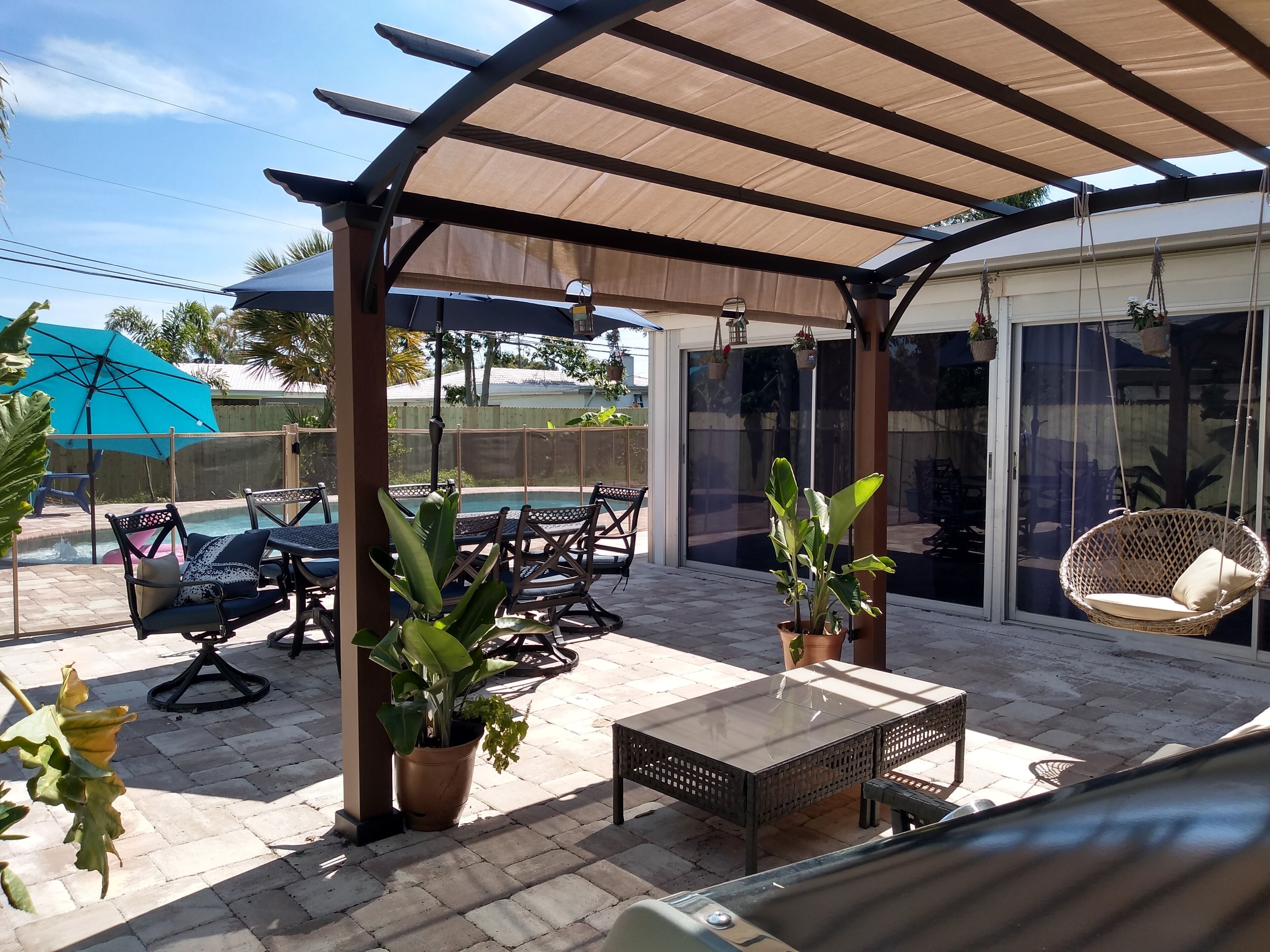 Family friendly, (heated) pool home- 5 min to beach!