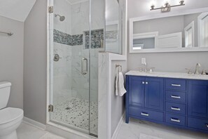 Combined shower/tub, hair dryer - Spacious 4BR Historic Home Near Downtown Dayton (Dayton)