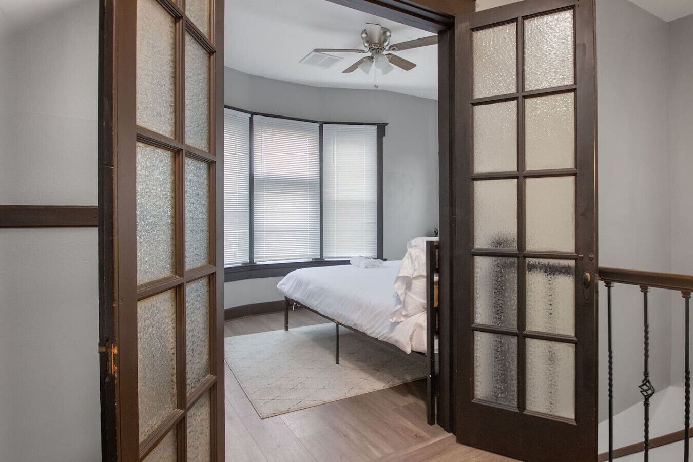 4 habitaciones, escritorio y tabla de planchar con plancha 