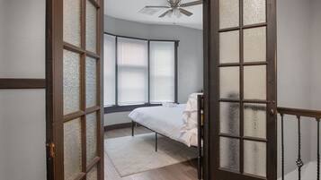 4 habitaciones, escritorio y tabla de planchar con plancha