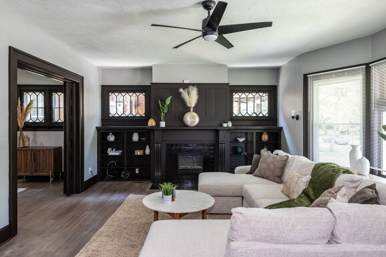 Televisión y chimenea 