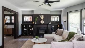 Televisión y chimenea