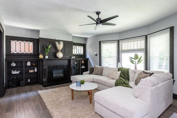 TV, fireplace - Spacious 4BR Historic Home Near Downtown Dayton (Dayton)