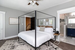 4 Schlafzimmer, Schreibtisch, Bügeleisen/Bügelbrett, Reisekinderbett