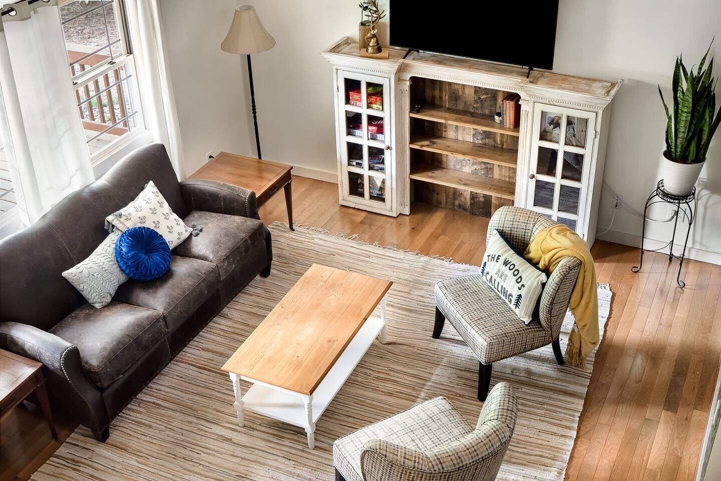 Mountain Getaway with Firepit & Outdoor Theatre!