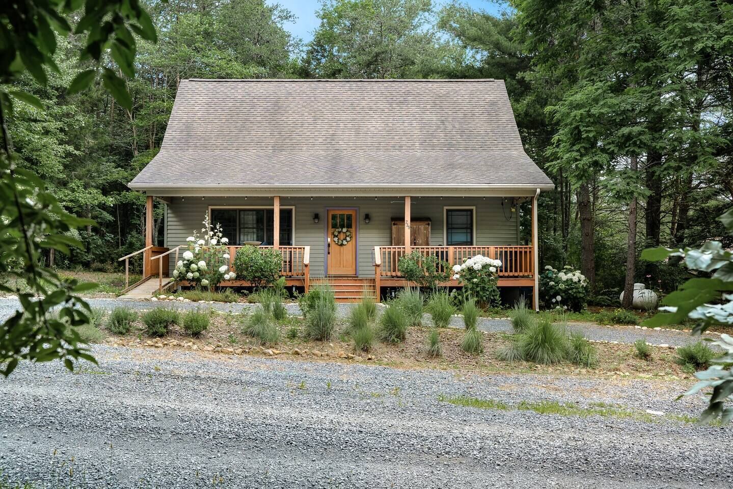 Mountain Getaway with Firepit & Outdoor Theatre!