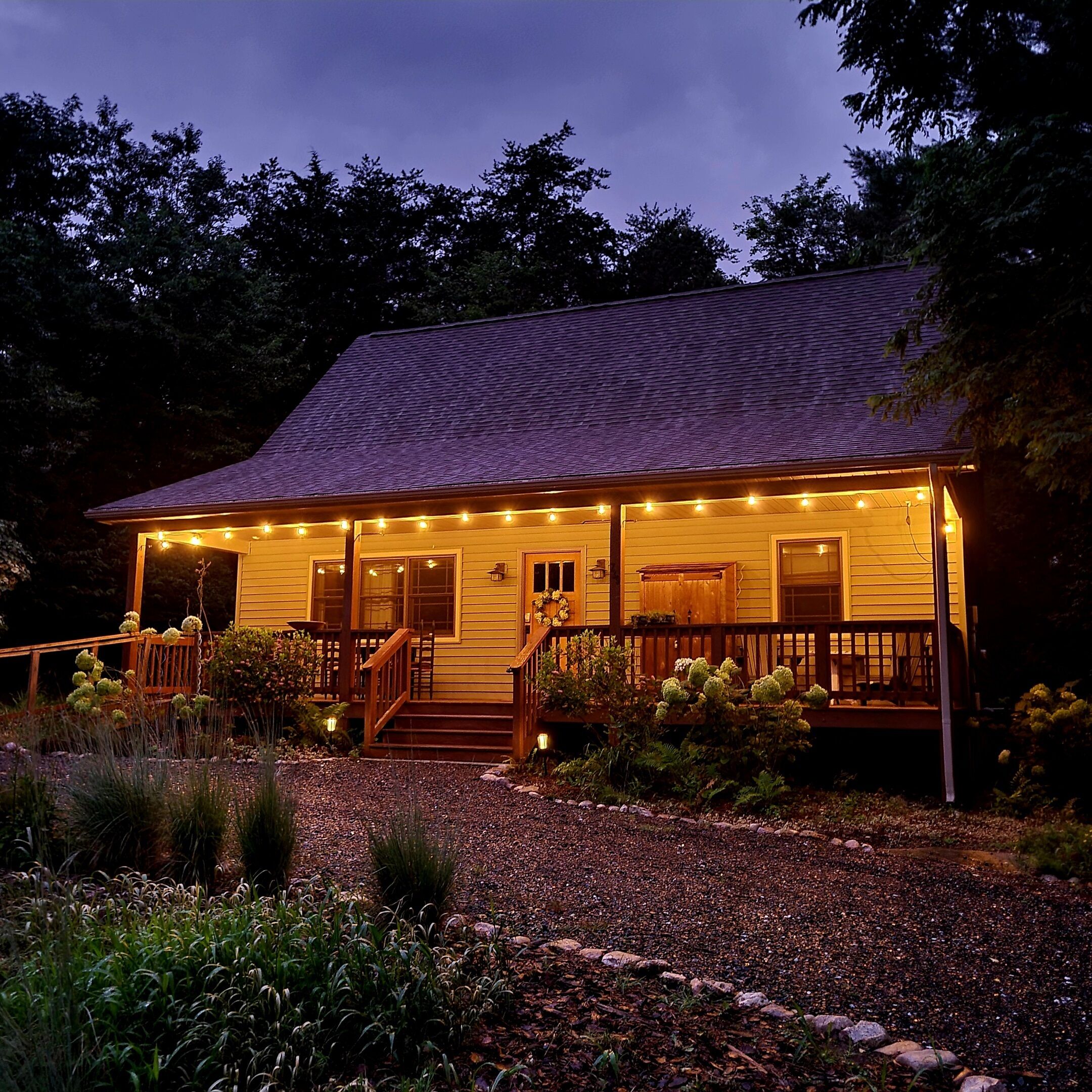 Peaceful Retreat with Firepit & Outdoor Theatre!